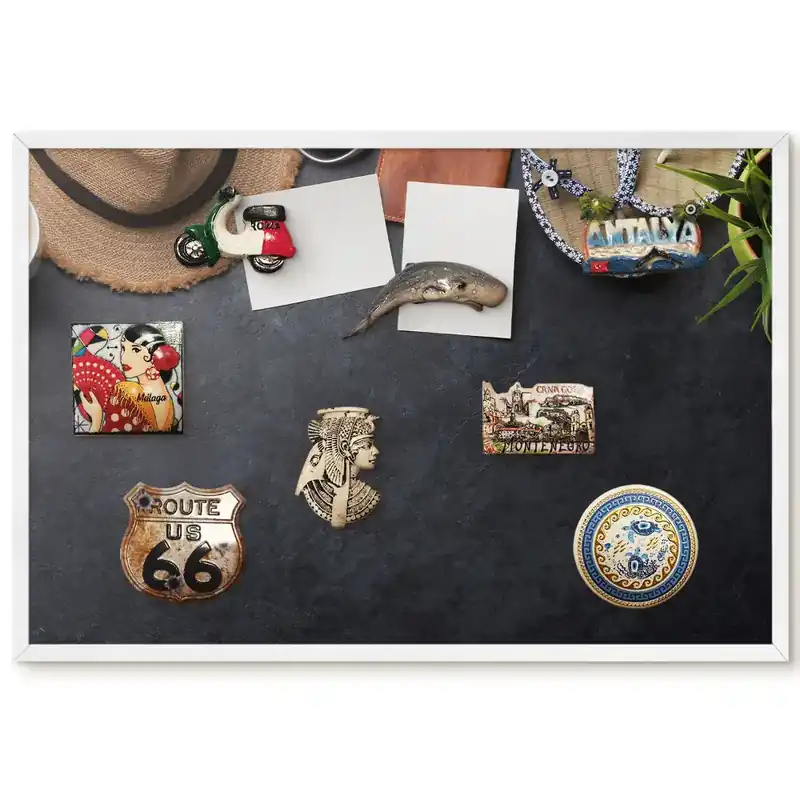 Doar azi Panou magnetic înrămat pentru magneți cu accesorii de vară pe fundal întunecat